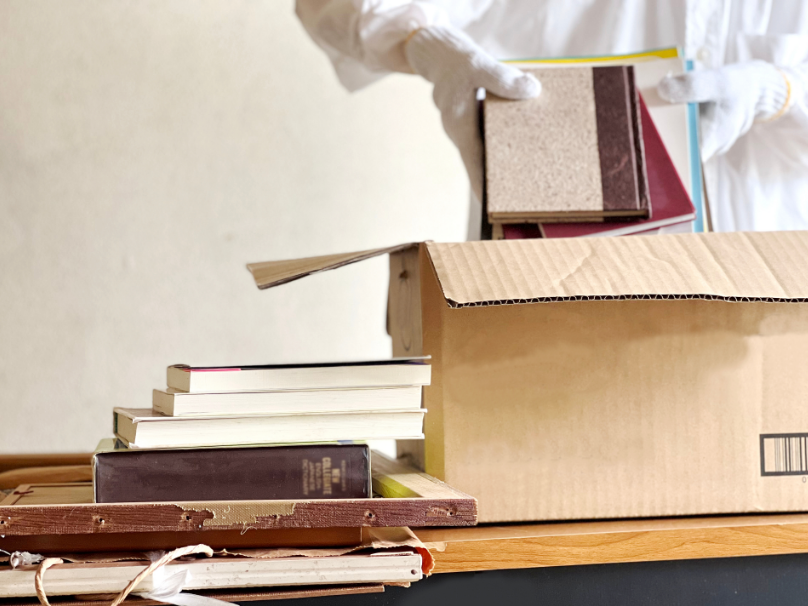 遺品の書類整理を行う様子