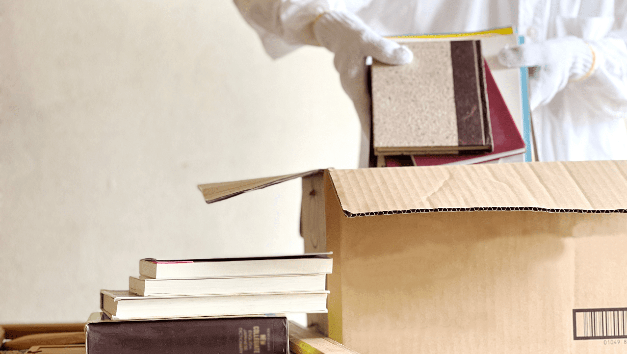 遺品の書類整理を行う様子