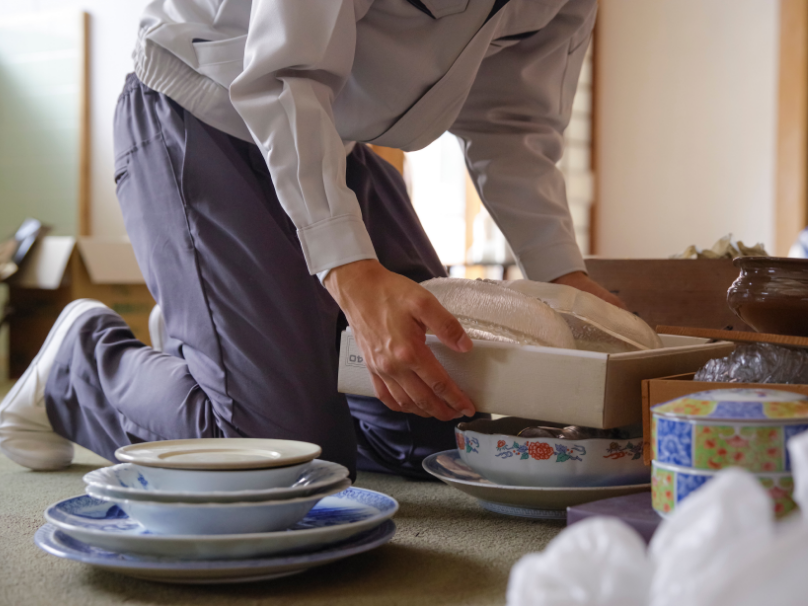 遺品整理を行う様子
