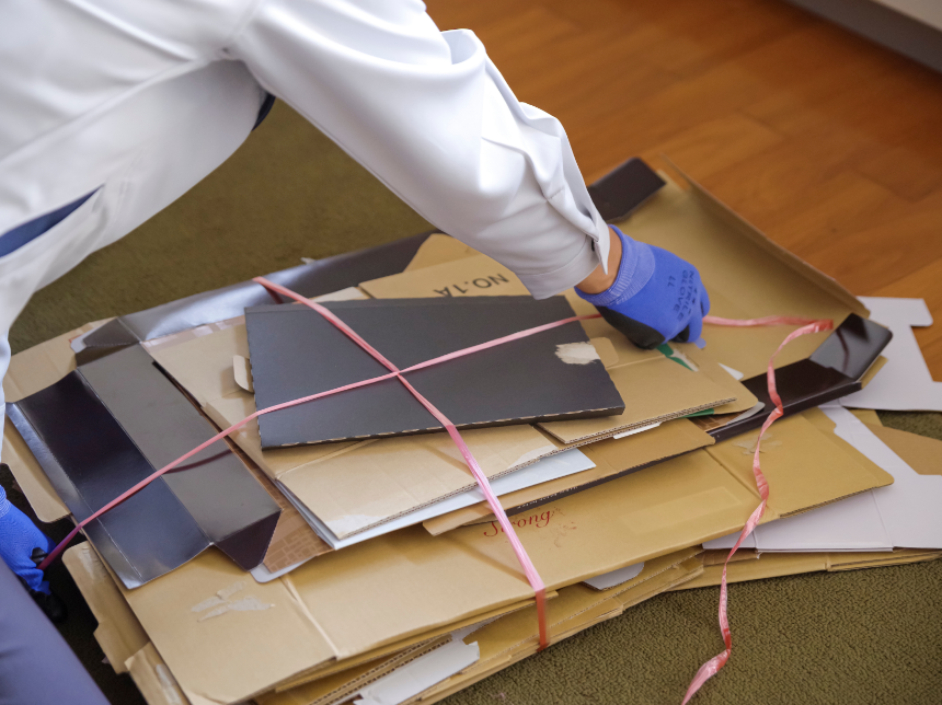 遺品整理後の廃棄物をまとめている様子