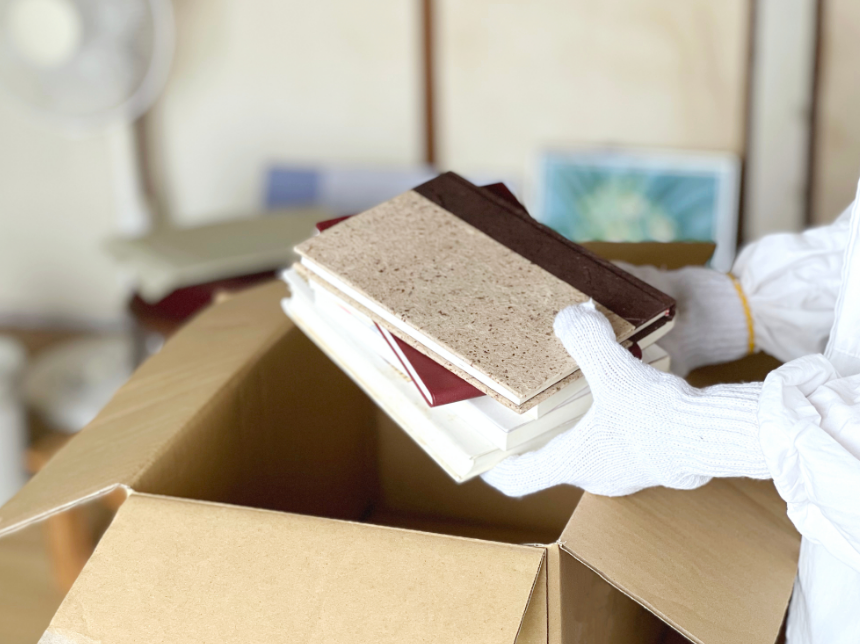 遺品の書類整理を行う様子