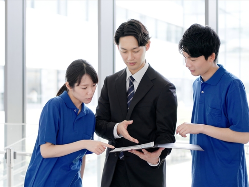 介護施設のスタッフへ報告を行う様子