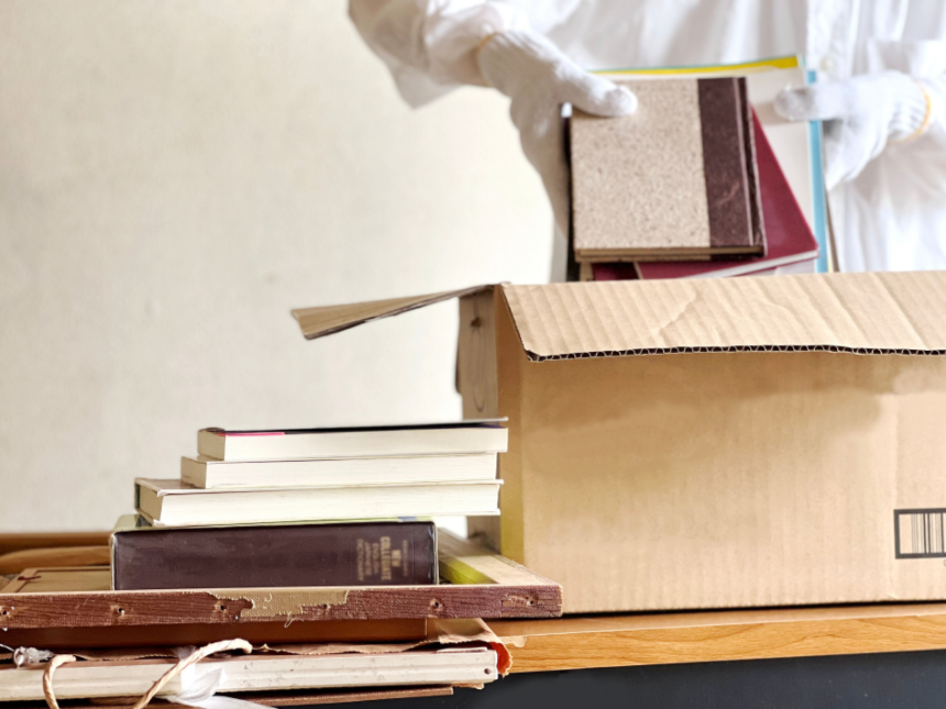 遺品の書類整理を行う様子