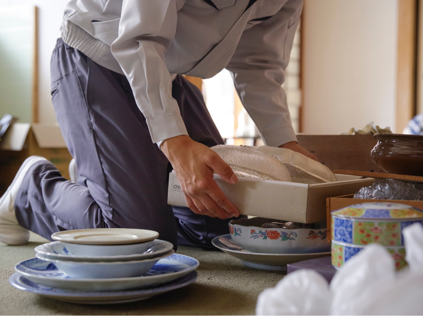 遺品整理を行っている様子