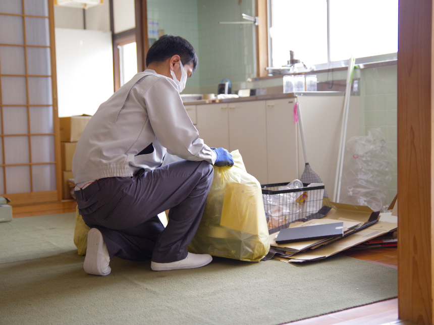 残置物の処理を行っている様子