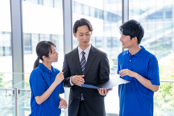 介護施設のスタッフと打合せを行う様子