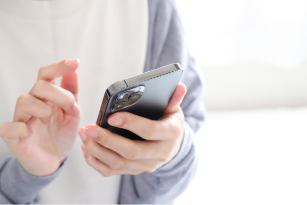 スマホでお問い合わせをする人