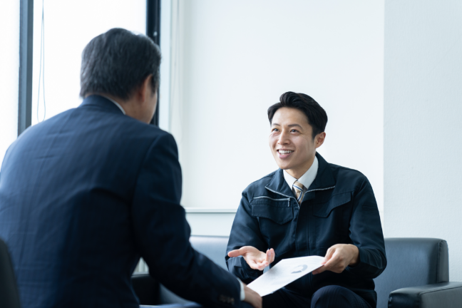 お客様に説明をしている様子