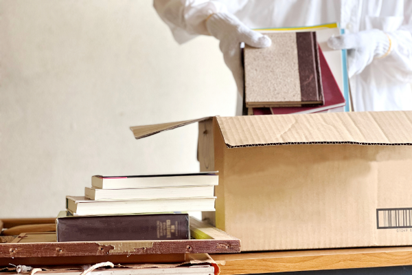 遺品の書類整理を行う様子